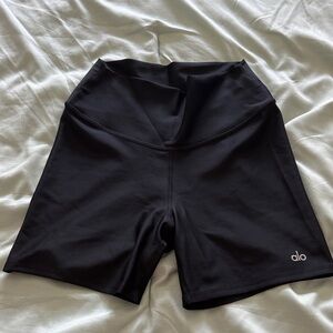 ALO Yoga Women's Black 5” Airlift Energy Shorts